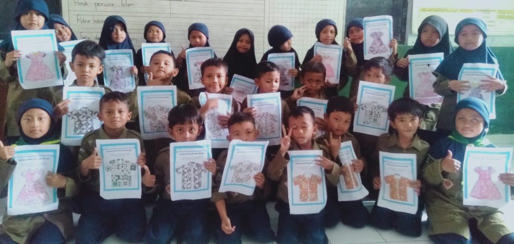Membuat Kolase dari Kertas Bekas