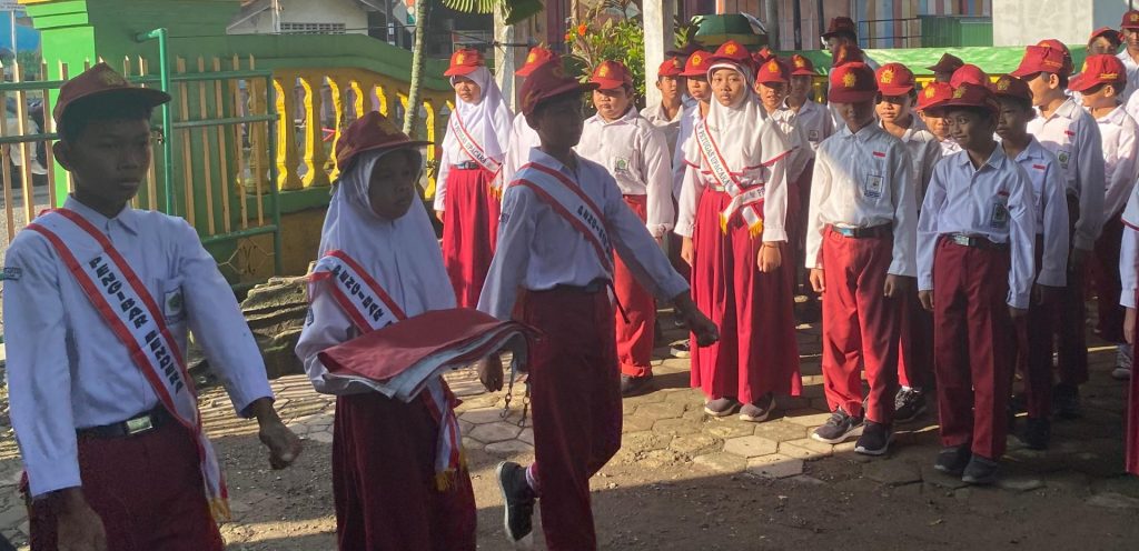 Upacara Rutin Setiap Hari Senin